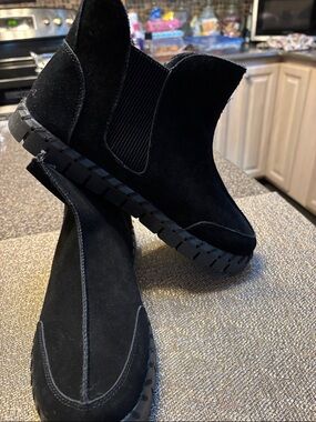 Muk Luks women’s  Black Suede Chukka Boots